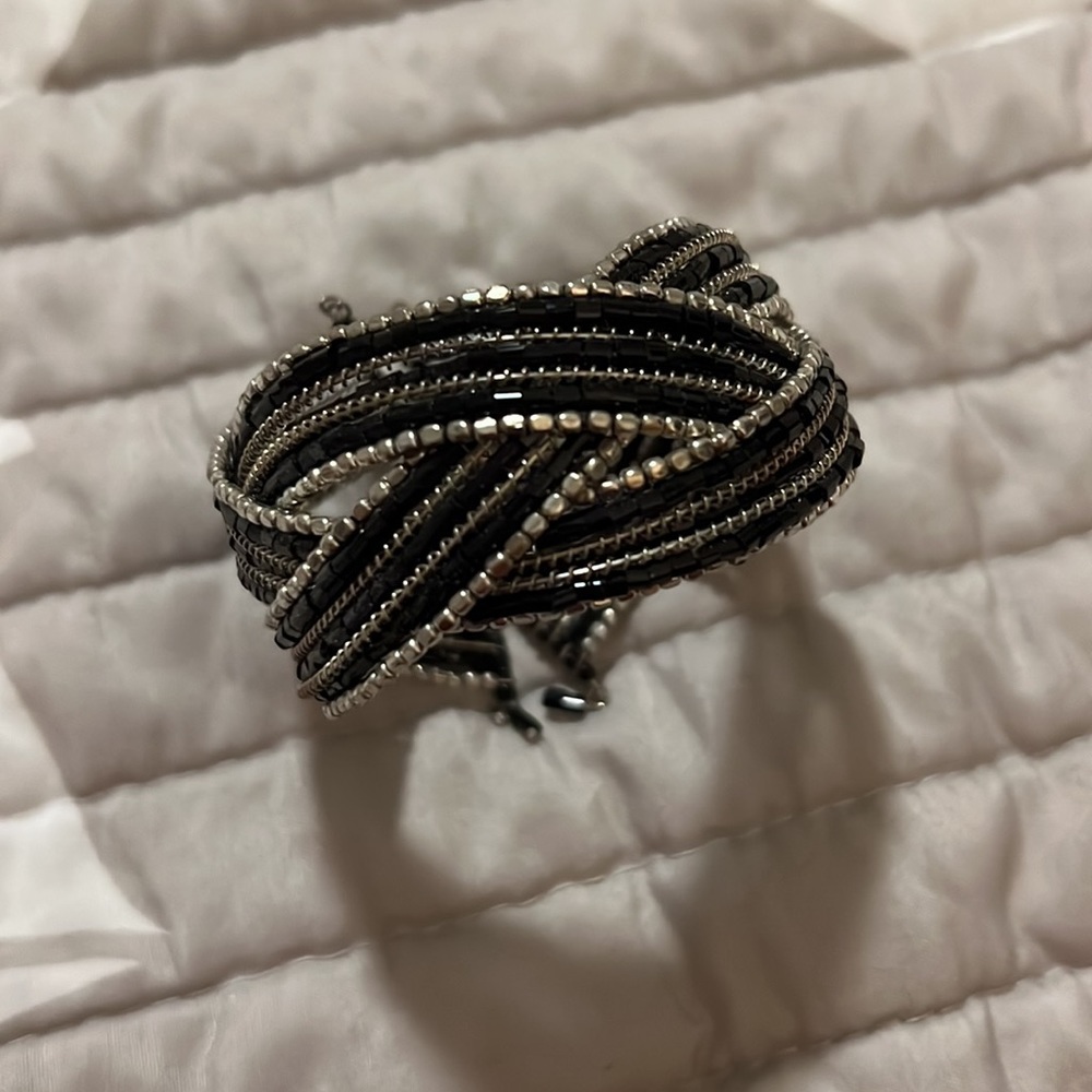 Beaded bracelet from Taiwan. One size fits most. Stretches to open and close. - Picture 5 of 6